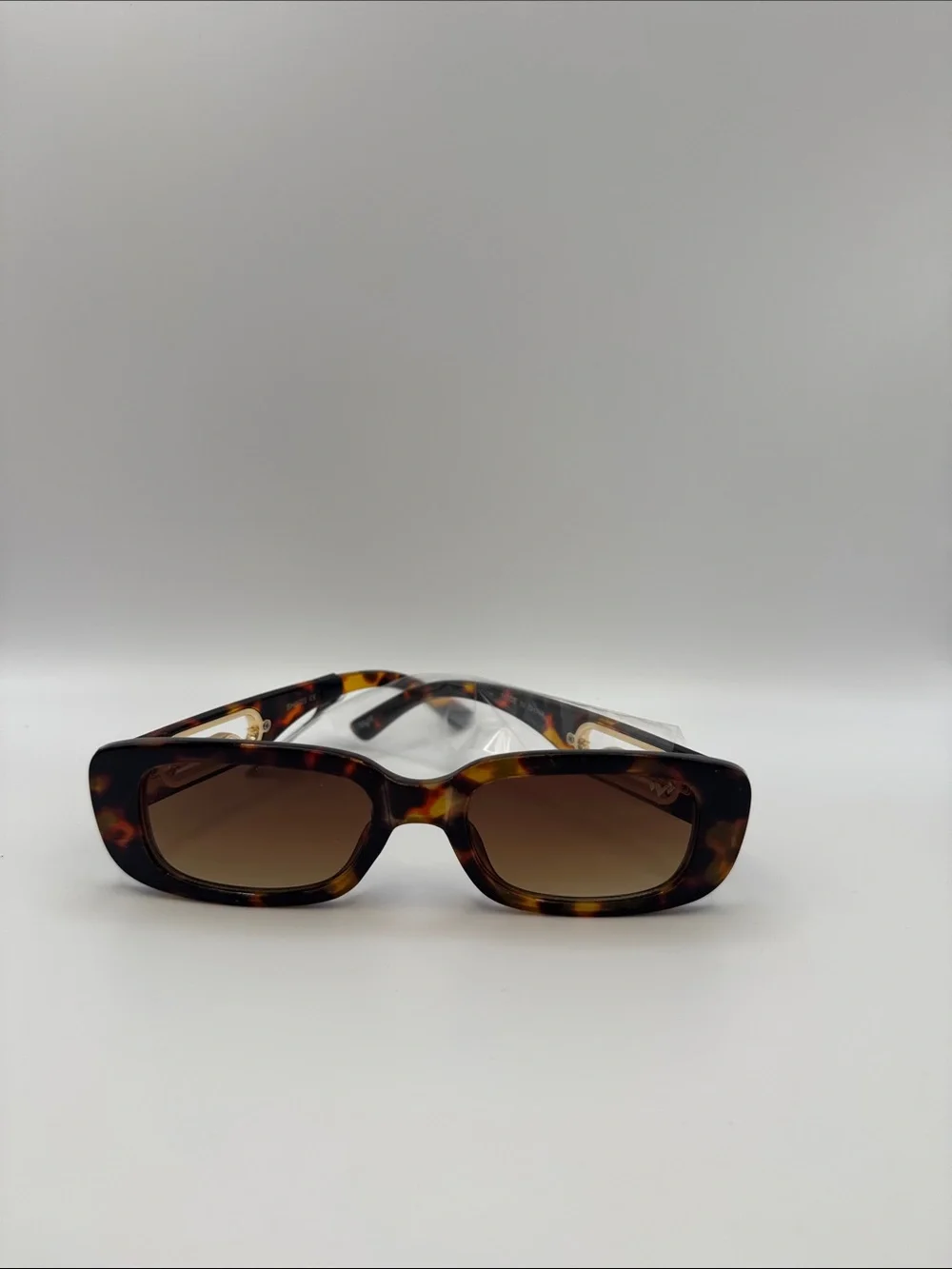 The Unbranded Brand chic tortoiseshell